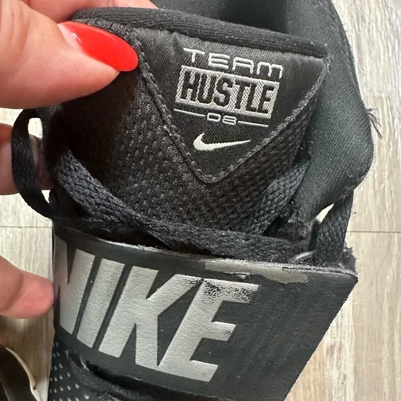 Nike Team Hustle D8 Black Basketball Shoes, Size 6Y - Picture 4 of 15